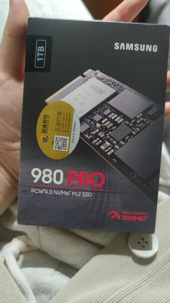 三星(SAMSUNG) 500GB M.2 NVMe固态硬盘买这个送散热片吗？