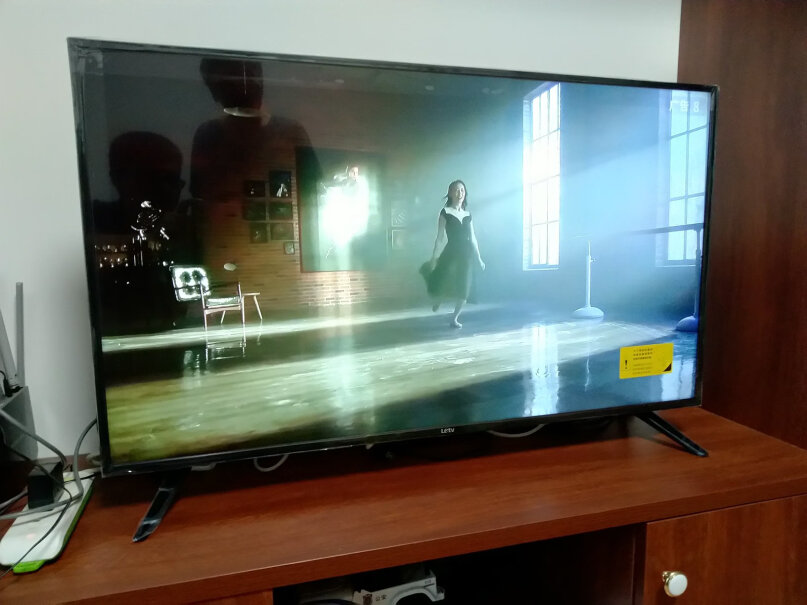 乐视32英寸电视HD高清全面屏电视开机有广告正常以后就没有显示求笞？