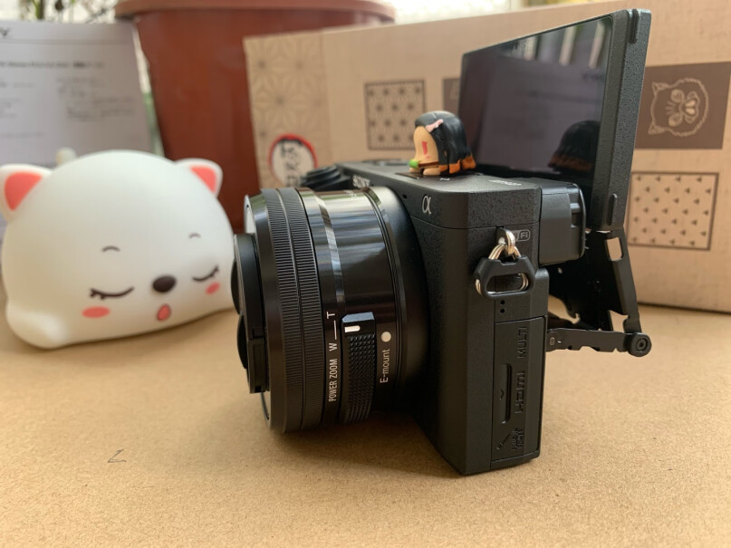 索尼 Alpha 6400 微单相机16-50套有没有前镜头盖啊？