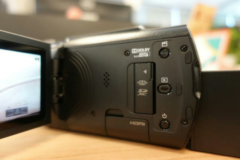 索尼FDR-AX700高清数码摄像机拍视频用单反好还是这个好？