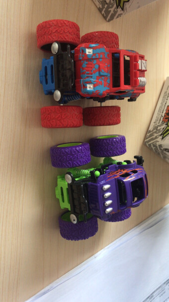 集思儿童玩具车惯性越野四驱车男孩2-6岁汽车模型仿真车模为什么后面减震比前面硬？四轮独立悬挂不应该啊！