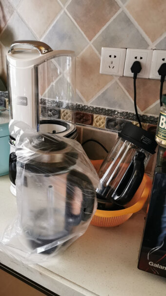 嘉泊仕破壁机加热家用多功能全自动非静音豆浆破壁料理机米白色这款破壁机声音大吗，打出来的果汁有渣吗？