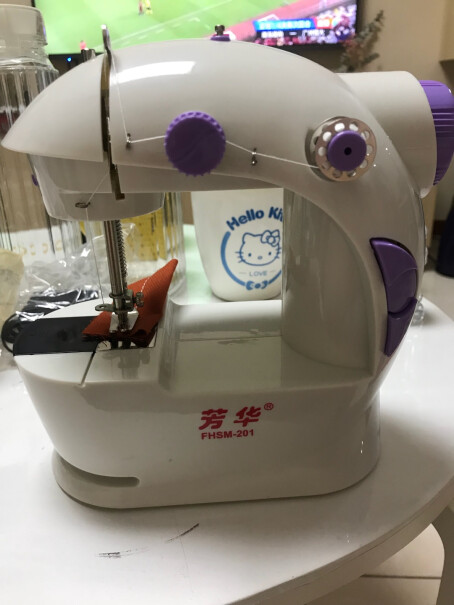 芳华缝纫机201家用电动迷你多功能小型吃厚微型缝纫机请问是踋踏的吗？