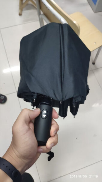 C'mon素色全自动伞伞上的全黑的还是有标志？