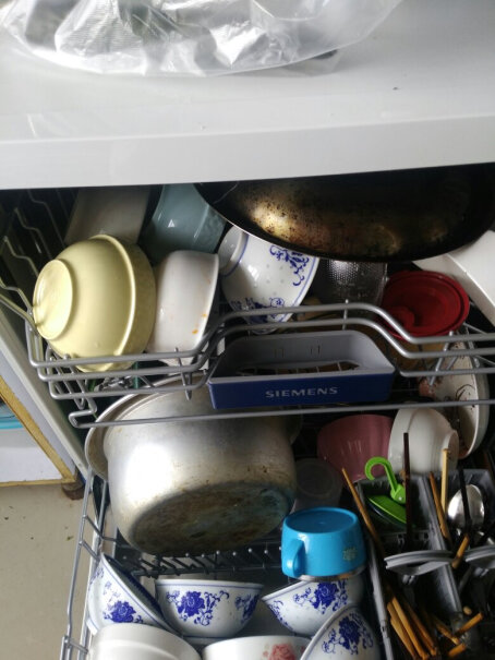 西门子SIEMENS烟灶洗套装橱柜做好了，位置留的刚好。但洗碗机怎么固定在墙上啊？拉门时会把洗碗机也整个带出来？