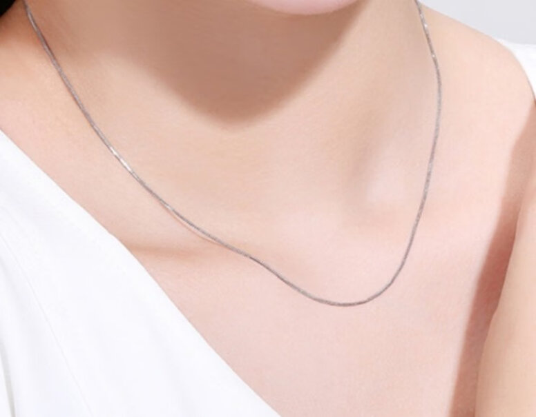 周六福珠宝女款18K金项链时尚肖邦链锁骨链能拍个照片看看吗，带起来有多长？