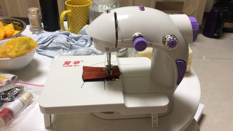 芳华缝纫机201家用电动迷你多功能小型吃厚微型缝纫机面线梭心怎么换？