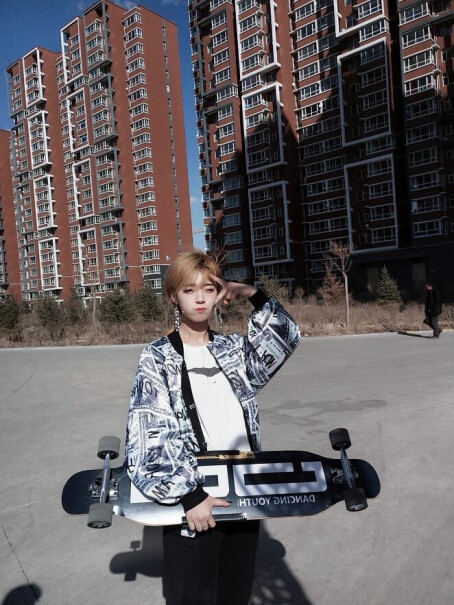 运动伙伴长板滑板女生韩国公路刷街男女生代步神器初学者大舞板专业板吗是？