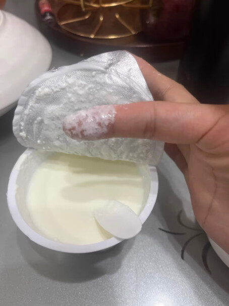 伊利畅轻低温酸奶燕麦黄桃风味发酵乳 250g*4这个酸奶里面是不是有杂质？