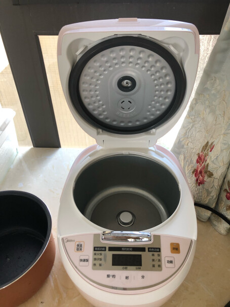 美的智能电饭煲家用微压闷香是不是没有排水口？你们是一开盖水就往外面流吗？