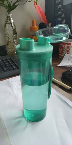 特百惠晶彩茶韵塑料杯随心运动密封防漏茶水分离水杯子带拎绳滤格有二维码没贴在杯底，贴在包装塑料带上的吗？