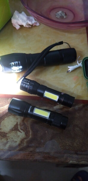 SHENYU手电筒可充电要配的充电头的电压和电流是多少？也没说明书说明！