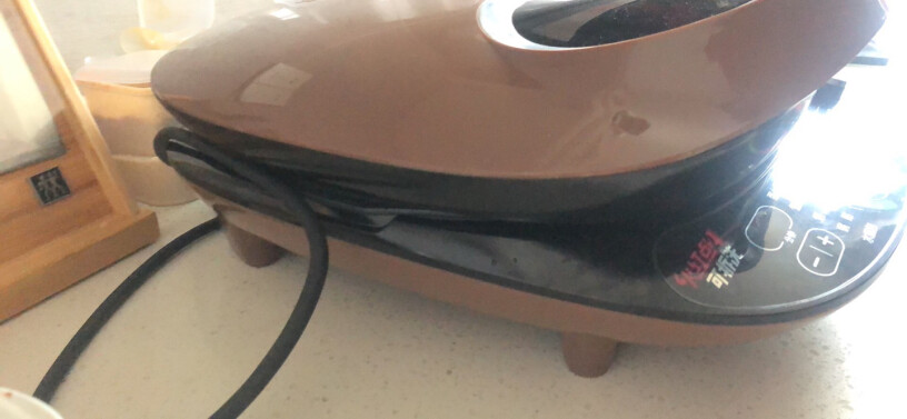 苏泊尔SUPOR电饼铛家用这个盖子盖上了，可以左右摇晃，是正常的吗？
