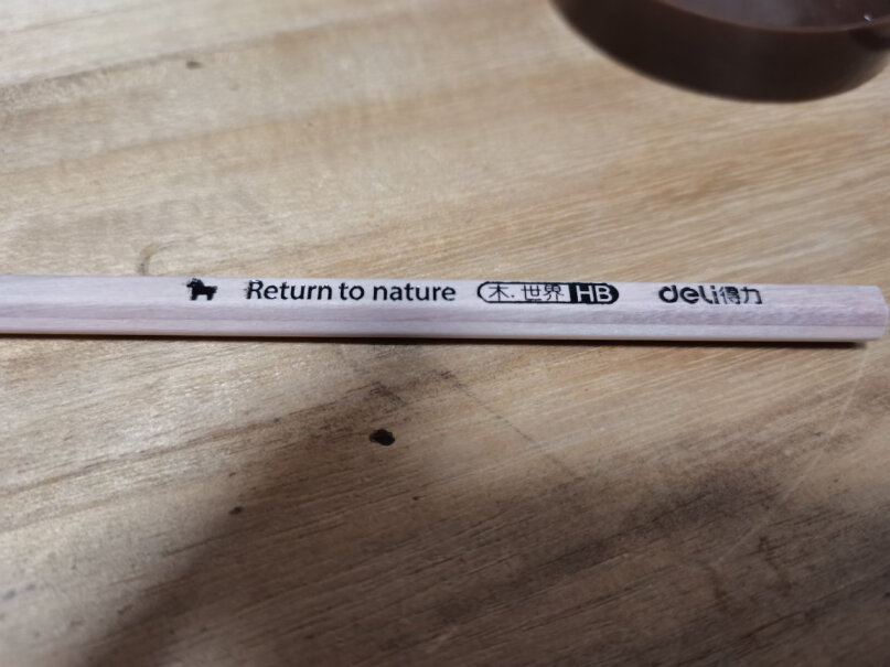 得力deli原木六角笔杆2B铅笔带橡皮头学生考试素描绘图铅笔你们买的铅笔会有油漆味吗？