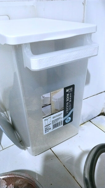 厨房储物器皿茶花立方米桶密封30斤大号米面桶塑料储米箱带滑轮杂粮收纳箱使用两个月反馈！优缺点分析测评？