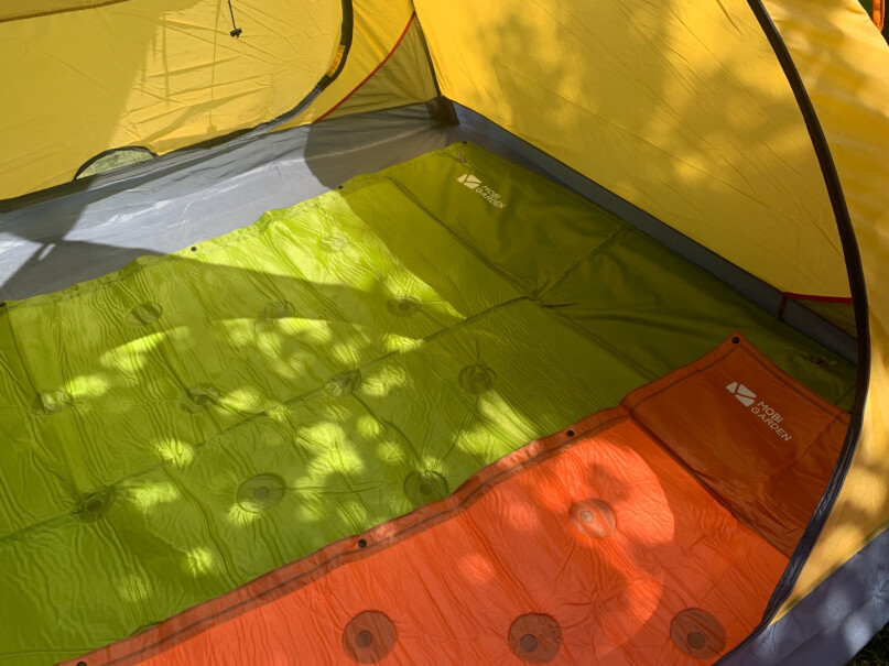 牧高笛防大风防暴雨铝杆三季三人双层帐野外野营帐篷你好这个商品配送防垫吗？