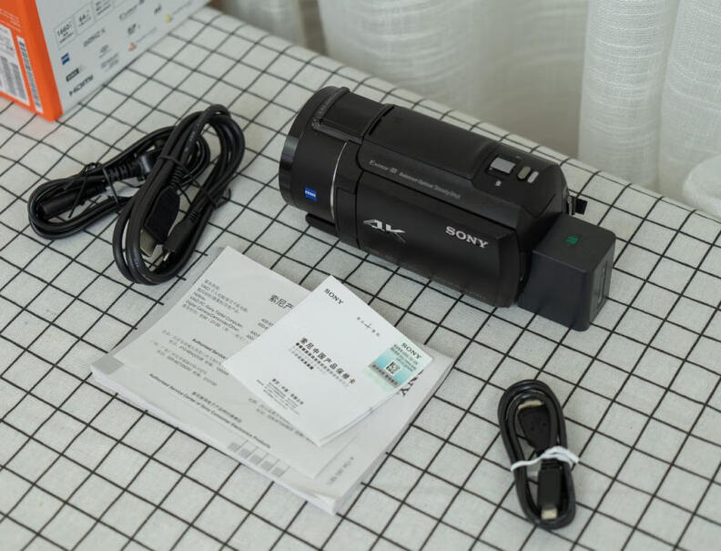 索尼FDR-AX700高清数码摄像机请问能当投影仪用吗？谢谢！