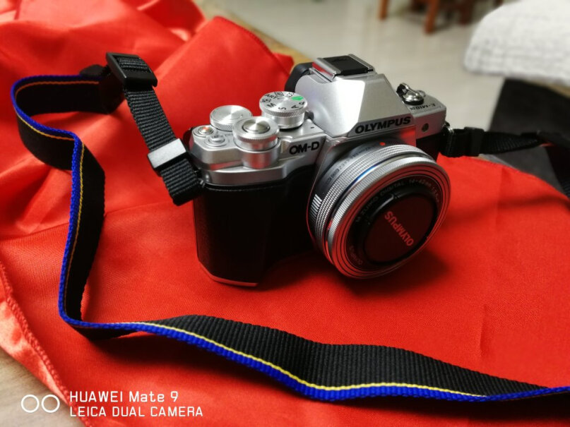 奥林巴斯E-M10 MarkIV微单相机是另外买的存储卡么？买的话就普通的那种是否可用？