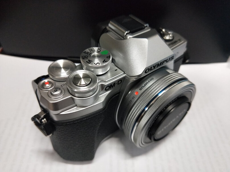 奥林巴斯E-M10 MarkIV微单相机你们相机工作的时候会有嗡嗡的小声音吗？