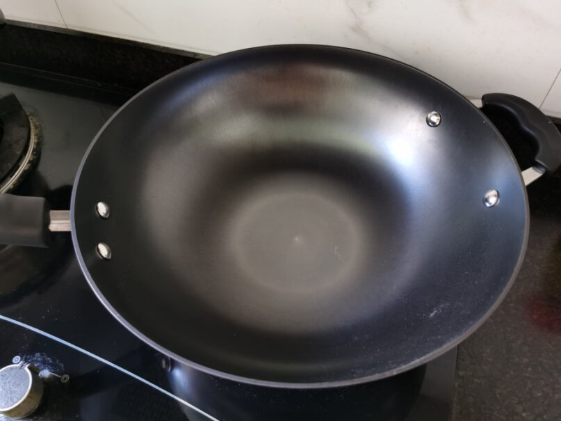 苏泊尔SUPOR请问下，锅上有小点点是怎么回事啊？