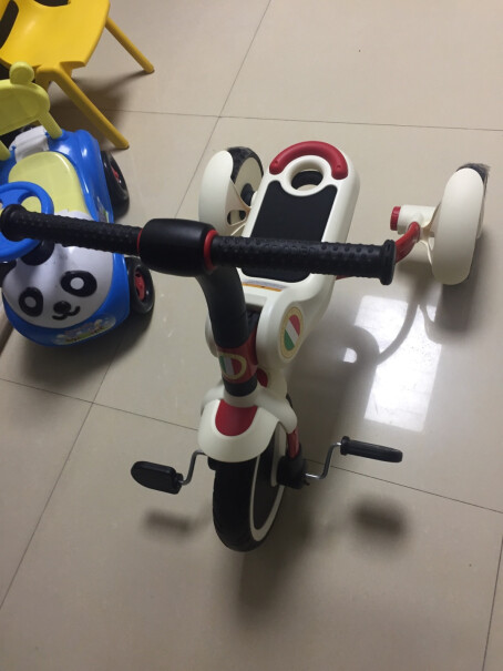 乐卡儿童三轮车便携可折叠童车滑行平衡车三合一TINY大家安装完后面的控制杆歪不啊？