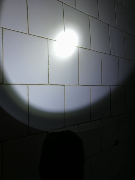 户外照明强光手电筒超亮远射可充电式户外防水便捷家用照明LED探照灯使用两个月反馈！良心点评配置区别？
