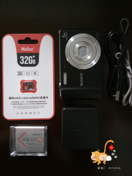 索尼DSC-W800数码相机数码相机数码相机有没有内存卡？