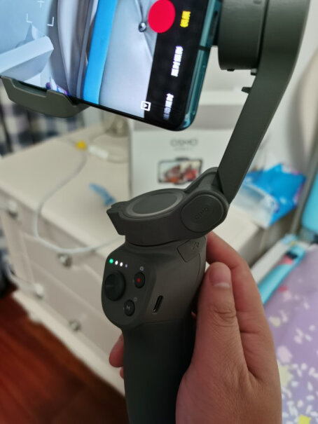 DJI OM 4 SE 手机云台折叠轴两侧的osmo那两个扣板，你们活动吗？我的活动有响声正常吗？