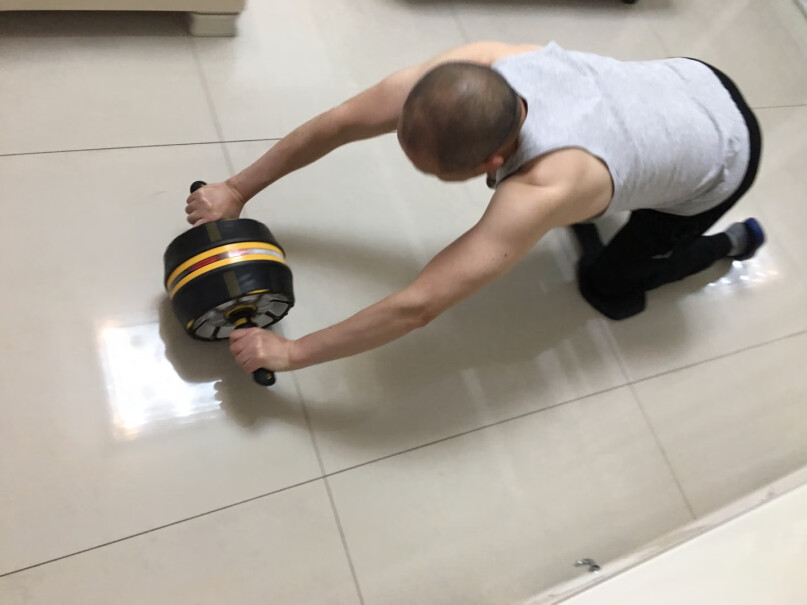斯诺德健腹轮自动回弹静音巨轮收腹滚轮腹肌轮健腹器健身器材有大一点的垫子嘛？家里不是地板是地砖。