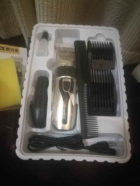 奥克斯电动剃头理发器成人电推剪电推子理发工具是不是无声音，无振动。