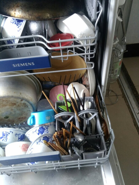 西门子SIEMENS烟灶洗套装橱柜做好了，位置留的刚好。但洗碗机怎么固定在墙上啊？拉门时会把洗碗机也整个带出来？