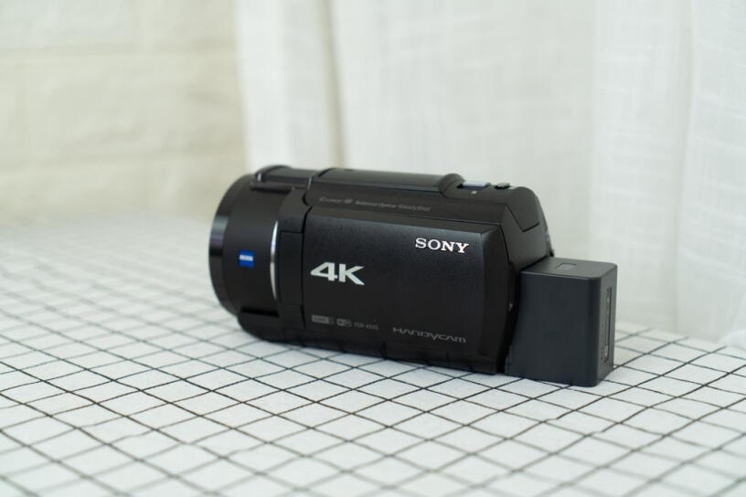 索尼FDR-AX700高清数码摄像机可以手动调焦和更换镜头吗？