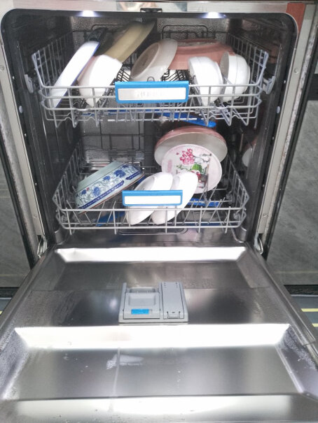 家用洗碗机嵌入式一级水效亲新买的洗碗机打开包装内壁好多水，你当时打开有水吗？