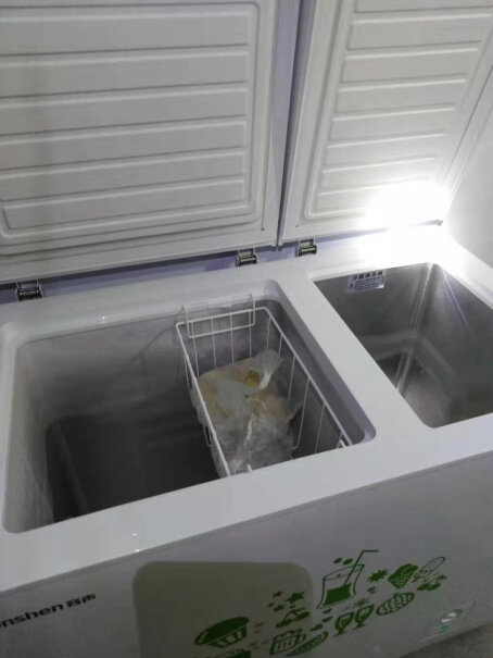 容声282升冰柜家用商用冷藏冷冻双温冷柜我卖的这种冰柜4--5年了冷藏发热冰冻上面有一层孀是什么原因了？