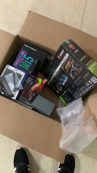 微星GeForce GTX 1050 Ti GAMING X 4G显卡这张卡插微星B450迫击炮会挡住下面几个PCIE插槽吗？