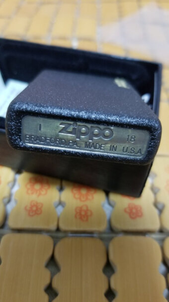 之宝Zippo打火机黑裂漆-经典商标什么材质的？