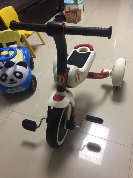 乐卡儿童三轮车便携可折叠童车滑行平衡车三合一TINY请问装好了零件会会晃动吗？