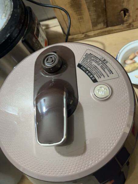 压力锅内胆国潮60YC80866L高压锅煲汤苏泊尔这个能自动排气吗？