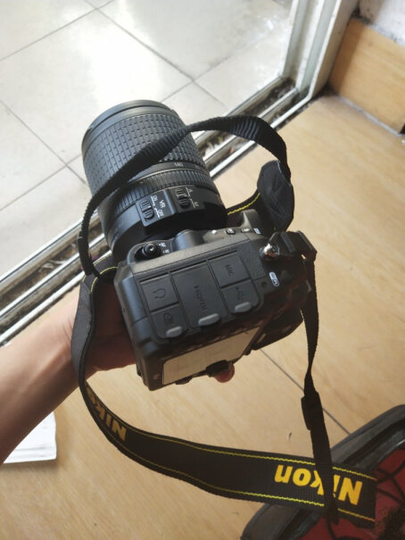 尼康（Nikon）d5600(18-105)单反优惠刚买的d7200 用起来感觉机身像是全塑料制作的。轻飘飘？