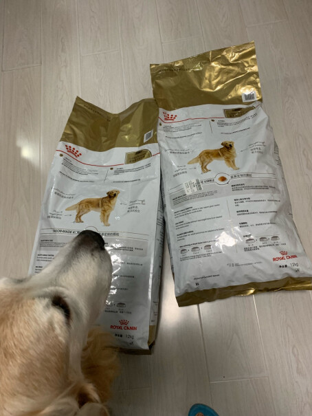 ROYALCANIN这狗粮是啥色儿的 我看评论还有黄色的 不应该和幼犬粮是一个色儿的么？