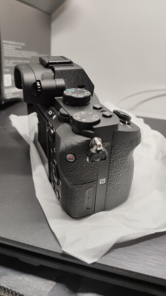 SONY Alpha 7 II 微单相机买机身，送SD，教程吗？配啥镜头，有套装吗？看了又看，还是湖涂的，请推荐一下这个相机镜头？
