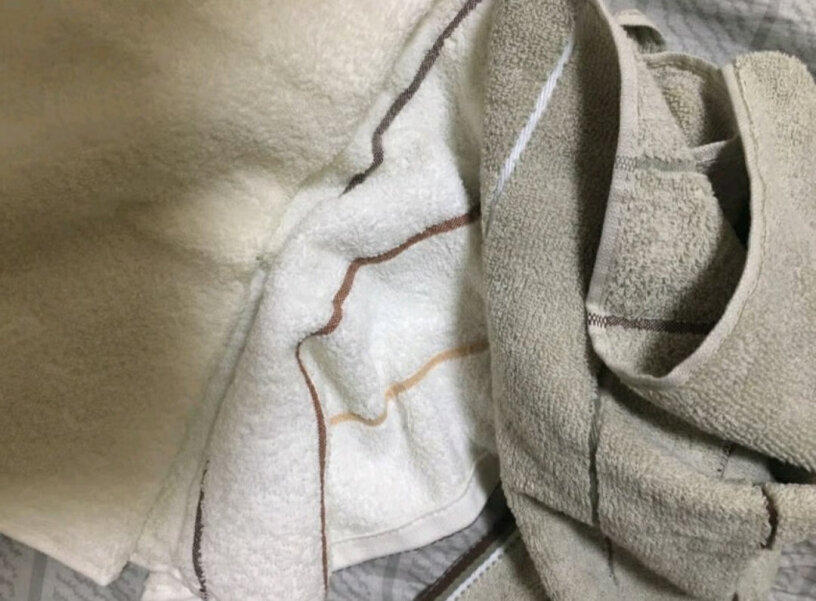 九洲鹿毛巾家居都是一条灰色一条白色吗？