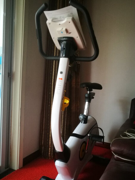 蓝堡动感单车家用健身器材室内脚踏车运动磁控车健身车D808是不是按设置健屏幕就会屏幕就可以开机了？
