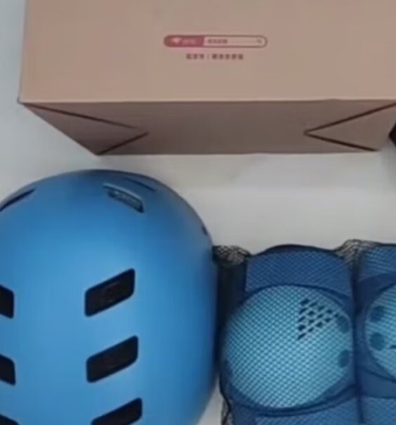 京东京造儿童轮滑护具 S有没有套装包包？还是要另外买？