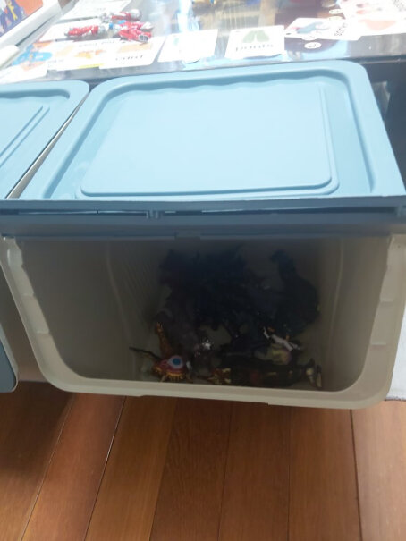 星优（XINGYOU）收纳箱45L 塑料翻盖储物盒「3个装」求问能放重一点的东西么？比如湿巾？箱子有味道么？谢谢！？