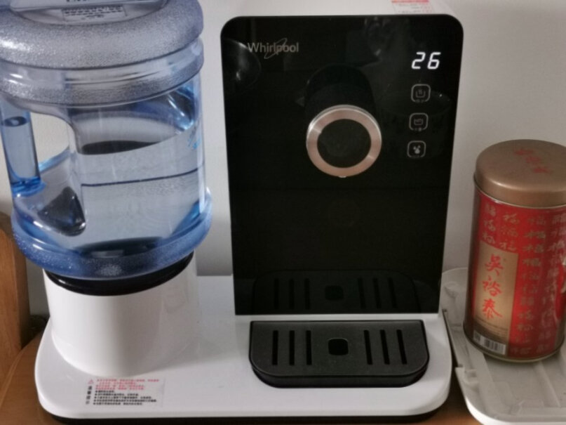美国惠而浦即热式饮水机台式家用速热迷你办公室桌面小型茶吧机出来的水有塑料味吗？