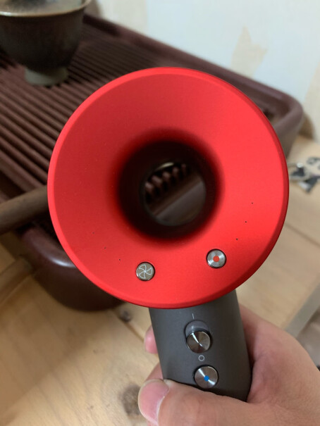 戴森Dyson HD03中国红吹风机这个用的时候除吹风的声音外，还有一种刺耳的蜂鸣声，正常吗？
