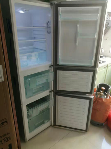216升三门电冰箱小型家用中门软冷冻节能这个是海尔不是海尔底下牌子统帅之类的？