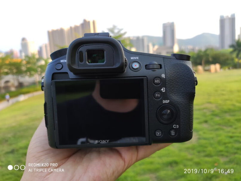 索尼DSC-RX10M3数码相机请问这个机子有多重？