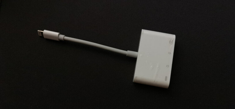 斯泰克苹果Lightning转USB转换头自己不能回答自己的问题，只有再来说明了。这个可以接哈曼卡顿的耳机插孔用音响放音乐，只是接好后需要手机重新关机启动一次。